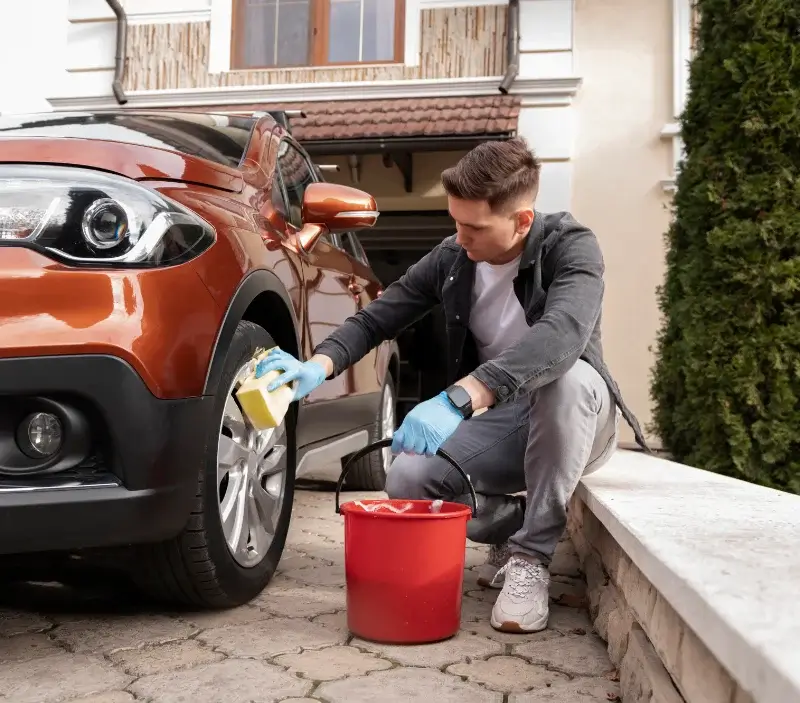 Lavage auto à domicile Liourdres : professionnel intervenant sur un véhicule